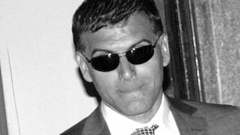 Министърът на финансите Симеон Дянков сложи черни очила и извади метлата 
