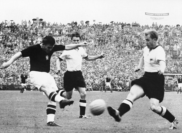 7. Шандор Кочиш - Унгария - 11 гола
Легендарният унгарски нападател е движеща сила в отбора на "маджарите" от средата на 40-те и края на 50-те години на миналия век. Невероятно е, че головият му рекорд от 11 попадения е на един мондиал - този през 1954 г. Тогава Кочиш извежда Унгария до финал срещу Германия, който е загубен с 2:3. Той бележи във всеки един мач без този за трофея, като записва на сметката си два отделни хеттрика. 
