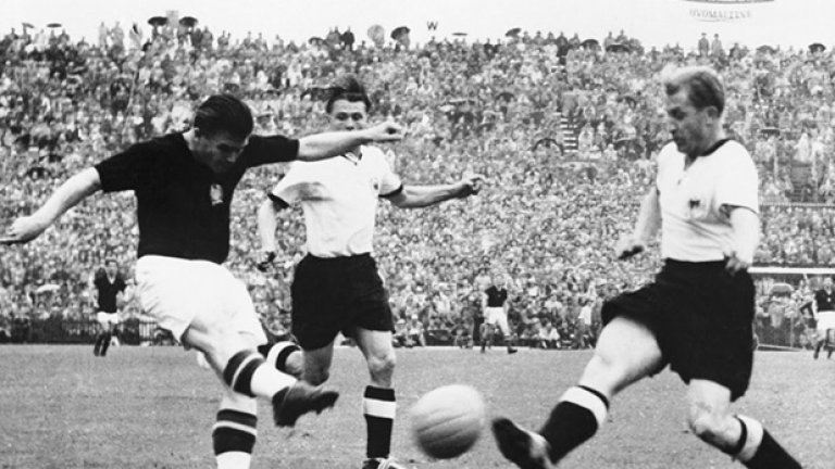7. Шандор Кочиш - Унгария - 11 гола
Легендарният унгарски нападател е движеща сила в отбора на "маджарите" от средата на 40-те и края на 50-те години на миналия век. Невероятно е, че головият му рекорд от 11 попадения е на един мондиал - този през 1954 г. Тогава Кочиш извежда Унгария до финал срещу Германия, който е загубен с 2:3. Той бележи във всеки един мач без този за трофея, като записва на сметката си два отделни хеттрика. 

