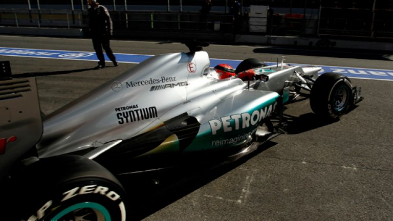 Новият болид на Mercedes се появи в Барселона