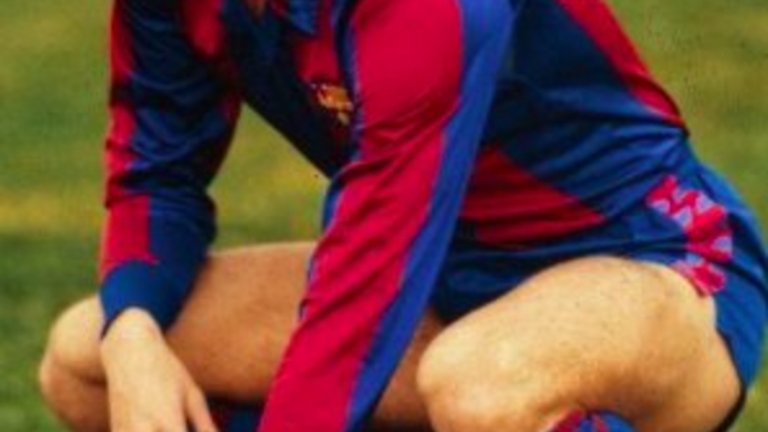 Маркос Алонсо Пеня също е продукт на академията на Расинг, след което играе пет години за Атлетико Мадрид, а през 1982-ра се превръща в най-скъпия испанец, когато Барселона плаща за него 150 милиона песети.

