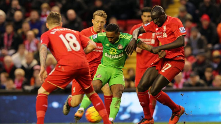 Джърмейн Дефоу смрази "Анфийлд" в предпоследната минута