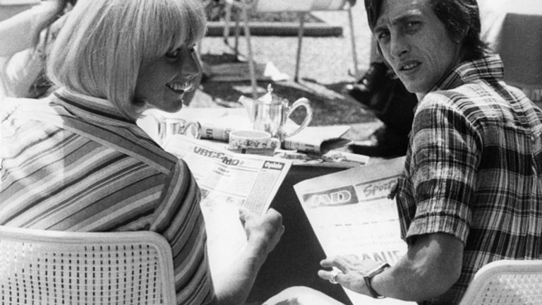 Прасетата, които изядоха спестяванията на Кройф
През 1978-а легендарният холандец изненадващо слага преждевременно край на футболната си кариера. Тогава той решава да се захване с нещо, от което няма никаква представа – свинеферма. Кройф купува тайно от жена си и от баща й (който е негов финансов съветник през цялата му кариера) парцели, за които не получава нотариални актове и хвърля почти цялото си богатство по прасетата в рамките на само година. За щастие той е още млад и това го връща към футбола като първо възобновява формата си в САЩ, а после в Холандия.