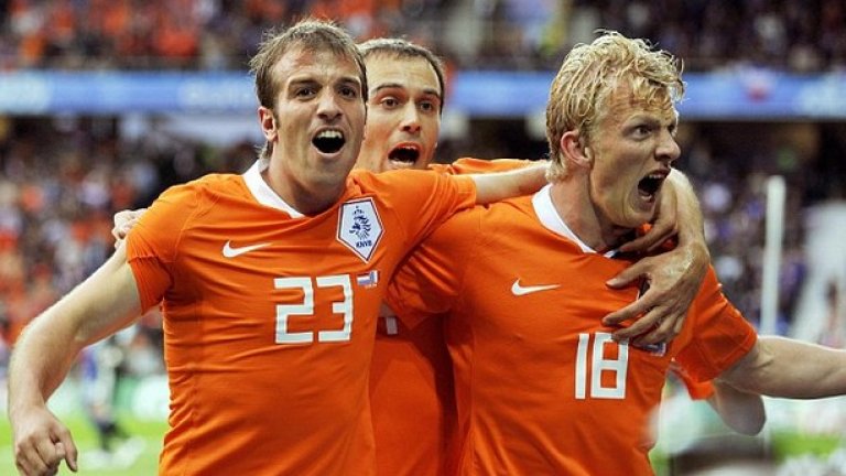 20. Брилянтната Холандия срещу Италия и Франция през 2008-а
Жребият събра Холандия в една група с финалистите от предишното световно първенство Италия и Франция. Но "лалетата" бяха просто брилянтни - 3:0 над "адзурите" и 4:1 над "петлите".