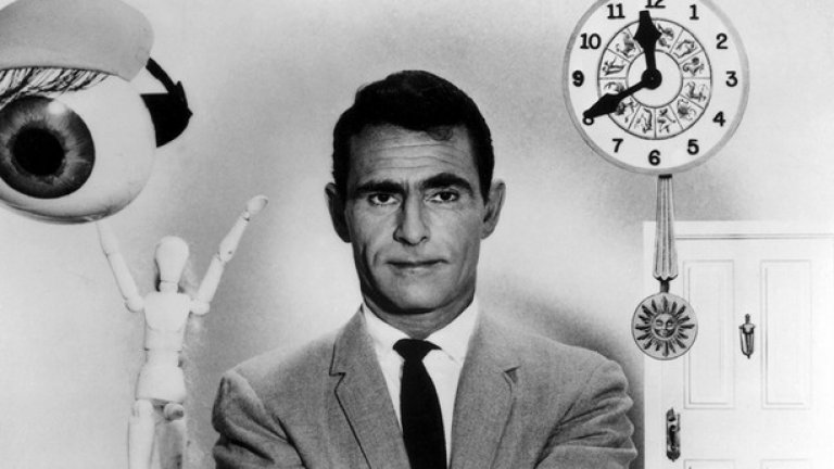 7.Зоната на здрача
1959-64 
„Това е измерение на въображението. Това е място, което наричаме Зоната на здрача”. Фантастичната антология на Род Сърлинг продължава да впечатлява и до днес с богатите си свръхестествени сюжети. Най-добрите епизоди търсят зловещото и фантастичното, смесено с ежедневното, и често предлагат неочакван и страховит финал – с марковия глас зад кадър на самия Сърлинг. Освен вече прочути актьори, сериалът включва и много млади таланти, които стават известни впоследствие (Робърт Дювал, Денис Хопър, Робърт Редфорд, Бърт Рейнолдс и доста други).