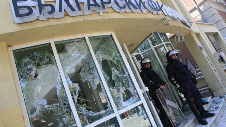 Те хвърлят, чупят, бият и гледат лошо, особено мачовете