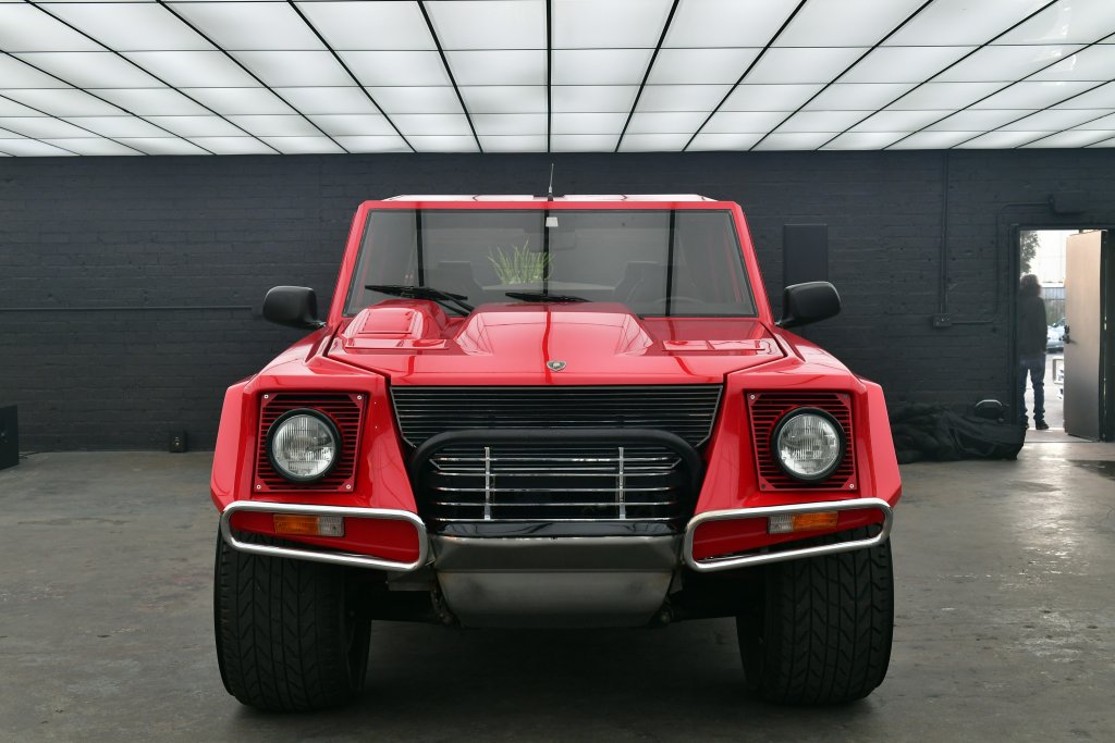 Lamborghini LM002
Ако има едно SUV на този свят, което си струва да бъде възкресено, то това е именно LM002: най-лудата кола на 80-те. Под капака му бушуват 455 к.с., а 100-те км се достигат за 7,7 секунди. Все пак, този модел е част от Lamborghini Militaria: коли, предназначени за шофиране във военни зони. Представете си само колко ще е сладък в пастелно розово.