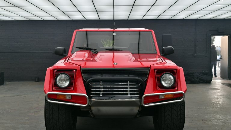 Lamborghini LM002
Ако има едно SUV на този свят, което си струва да бъде възкресено, то това е именно LM002: най-лудата кола на 80-те. Под капака му бушуват 455 к.с., а 100-те км се достигат за 7,7 секунди. Все пак, този модел е част от Lamborghini Militaria: коли, предназначени за шофиране във военни зони. Представете си само колко ще е сладък в пастелно розово.
