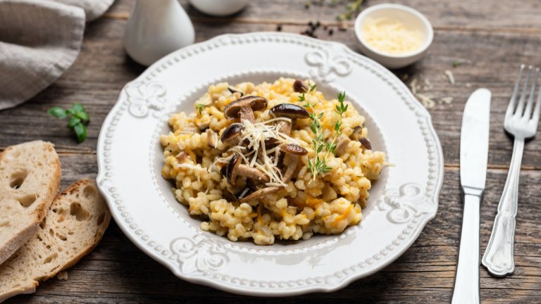 Ечемик с гъби100 грама ечемик съдържат 13 грама протеини и 18 грама фибри. Той е чудесен заместител на по-скучния и омръзнал ни ориз, а с гъби става великолепен. Трябват ни 300 грама ечемик, който сваряваме в зеленчуков бульон. Междувременно в дълбок тиган запържваме една глава лук и няколко скилидки чесън. 

Добавяме 500 грама пресни гъби, ечемика и малко от бульона и готвим до сгъстяване. Подправяме със сол, черен пипер и сервираме топло.