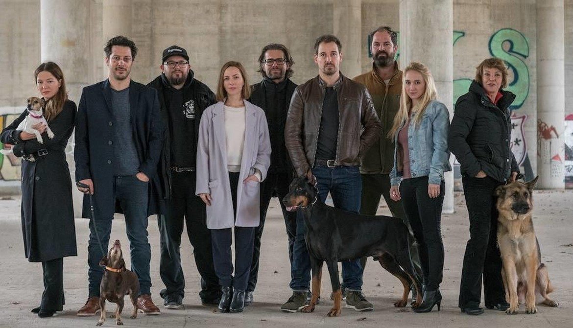 Dogs Of Berlin

Германските сериали тепърва ще се утвърждават на световния пазар, но след Babylon Berlin и Dark съвсем спокойно може да се каже, че определено има база за подобно нещо. Затова и Dogs Of Berlin предизвиква такъв интерес. Сериалът се фокусира върху двама много различни детективи, които са принудени да работят заедно, за да заловят някои доста вредни елементи в Берлинския подземен свят. За да успеят обаче и двамата трябва да се изправят срещу тъмнината в себе си. 
