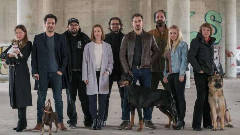 Dogs Of Berlin
Германските сериали тепърва ще се утвърждават на световния пазар, но след Babylon Berlin и Dark съвсем спокойно може да се каже, че определено има база за подобно нещо. Затова и Dogs Of Berlin предизвиква такъв интерес. Сериалът се фокусира върху двама много различни детективи, които са принудени да работят заедно, за да заловят някои доста вредни елементи в Берлинския подземен свят. За да успеят обаче и двамата трябва да се изправят срещу тъмнината в себе си.