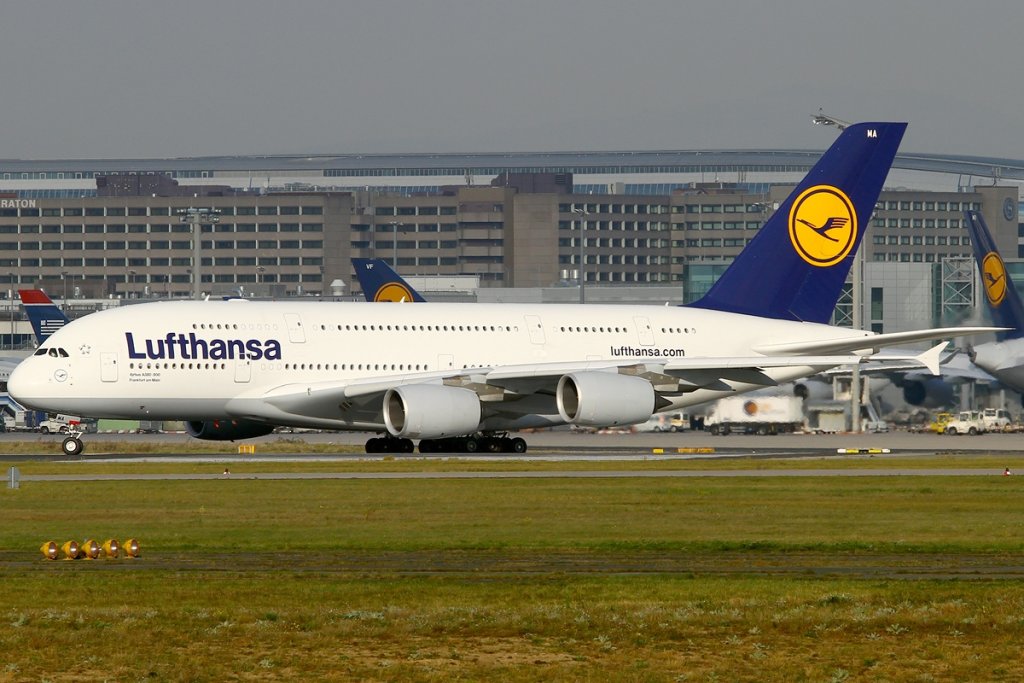 Airbus_A380-841,_Lufthansa_AN2004855