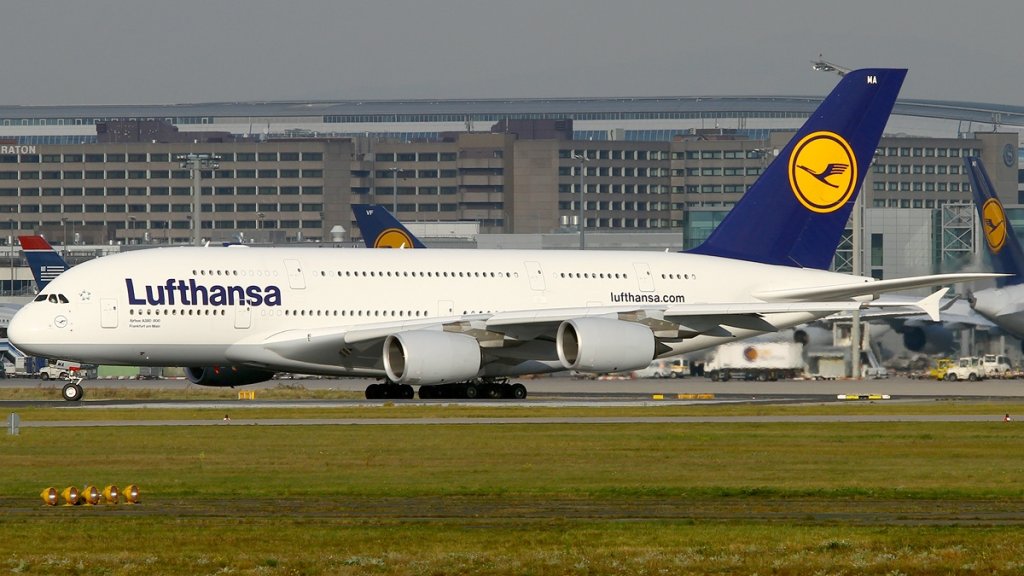 Airbus_A380-841,_Lufthansa_AN2004855