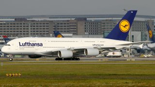 Airbus_A380-841,_Lufthansa_AN2004855