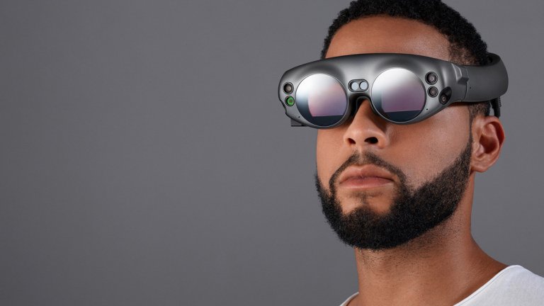 One Creator Edition на Magic Leap 
Повечето приложения за добавена реалност са създадени така, че да превръщат екрана на телефона ви в прозорец към една различна версия на истинския свят. Това може да бъде много забавно, но някак "постно" преживяване. Очилата на Magic Leap обаче поставят дигиталните образи директно пред очите ви. Устройството използва "светлинно поле" - технология за прожектиране, която излъчва светлина под формата на анимирани обекти върху прозрачни стъклени екрани. Камерите и инфрачервените сензори върху предната част на устройството засичат обкръжаващата ви среда, така че дигиталните герои да могат да си взаимодействат с нея. Ако искате да видите как пингвин се разхожда по бюрото ви и пада по очи на пода - One Creator Edition е за вас.