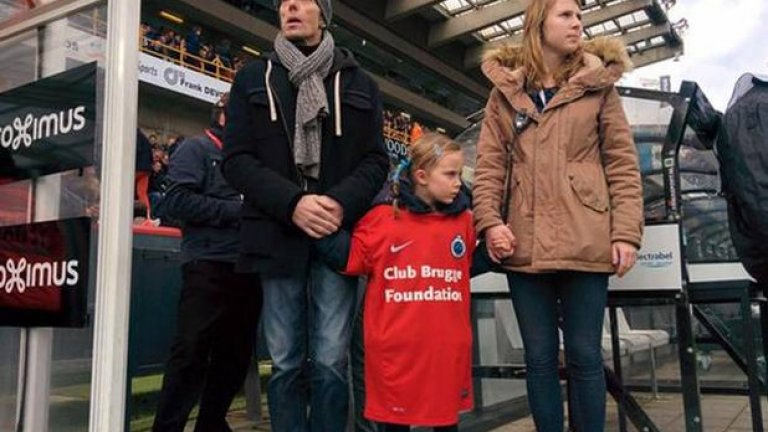 Лоре и Дина дадоха началото на мача с Мускрон.