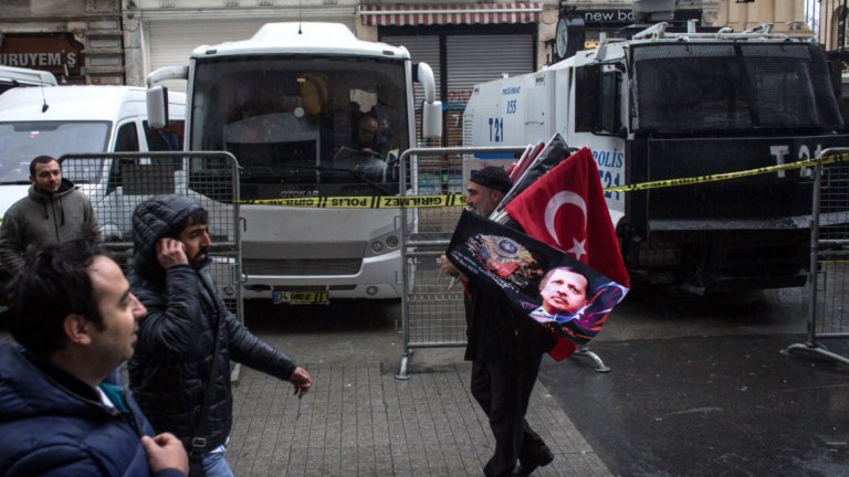 Онова, което изнервя Турция и Холандия всъщност са предстоящите избори - и в двете страни.
Протест пред холандското консулство в Истанбул, 12 март 2017