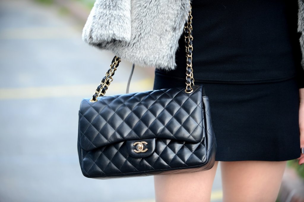 “2.55” на Chanel
Дизайнът на правоъгълната черна чанта с дълга дръжка от златисти кантове е измислен от самата Коко Шанел през 20-те години на миналия век и до ден-днешен продължава да е един от най-търсените аксесоари. Формата на чантата и веригата са вдъхновени от връзките с ключове на манастира, където Коко е израснала като дете.