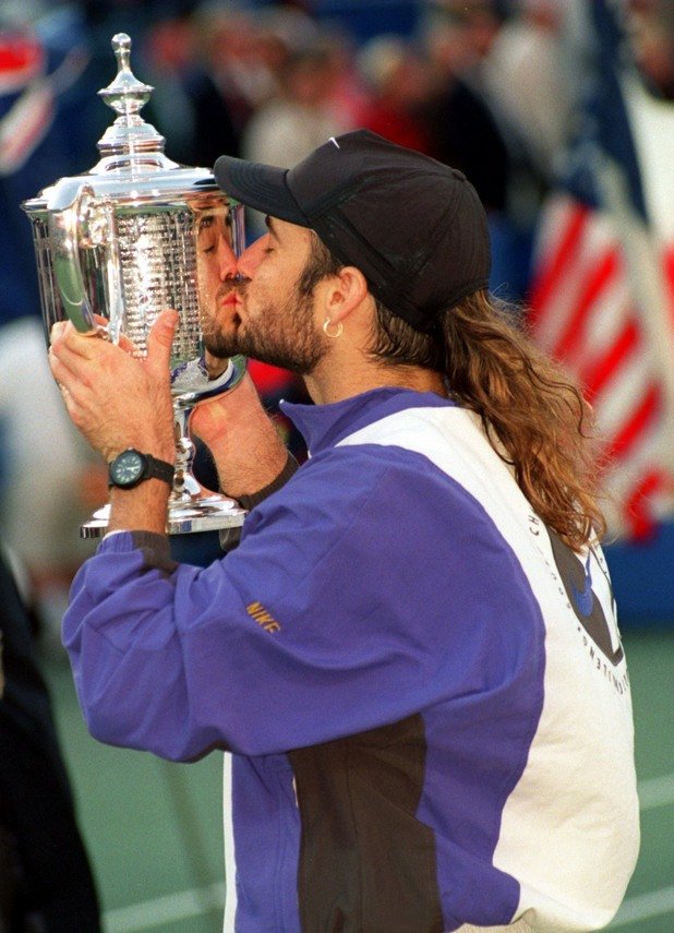 Андре Агаси - брадат, дългокос, с обеци... Пират на тениса! През 1994 г. американският идол на корта изглеждаше така, докато целуваше купата на US Open.