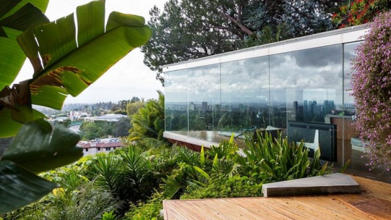 Изглед от резиденцията