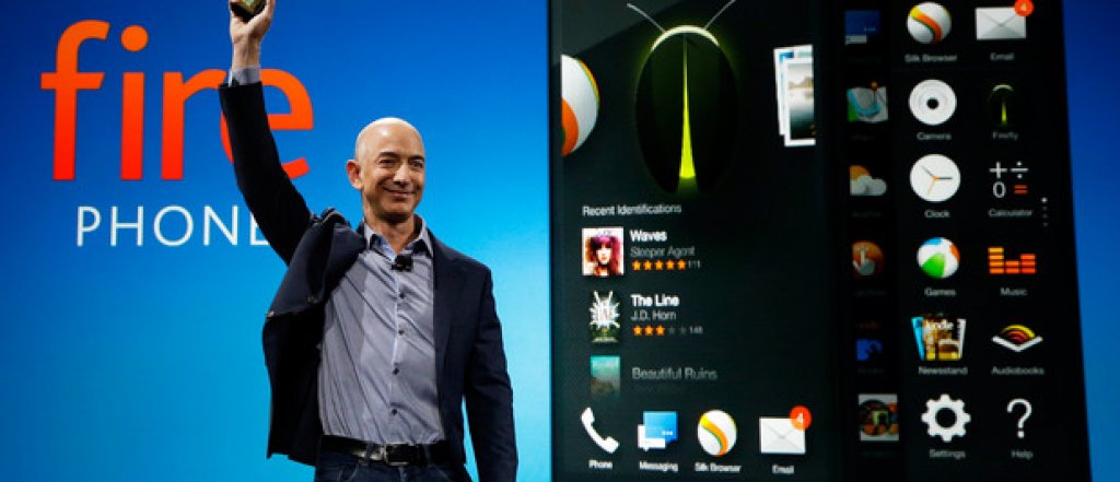 Amazon Fire Phone (2014)
След като Amazon решиха, че могат да правят сносни таблети, те убедено стъпиха и в нишата на смартфоните. И пуснаха сред водещите производители нещо с груб дизайн и отвратителен помощник-глас. Да, Fire Phone може и да имаше функция да разпознава продукти, картини и звук, но това се оказа недостатъчно, за да го спаси от пазарен провал.