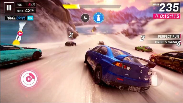 Asphalt 9: Legends (iOS, Android; безплатна)
Gameloft преди правеше някои от най-добрите мобилни игри, успешно копирайки популярни конзолни поредици. Gameloft днес има репутация на компания, която се поддаде на коварната тенденция за микротранзакции и опорочи новите си заглавия. Въпреки това, дъщерната компания на Ubisoft добре знае, че Asphalt е най-ценната й марка и не може да си позволи да я опетни. В резултат, Asphalt 9: Legends се оказа изключително адреналинно преживяване, което запазва духа на поредицата и в същото време носи някои любопитни иновации. На първо място сред тях е възможността да управлявате случващото се на екрана буквално с един пръст, избирайки какво да направи колата ви в ключови моменти. Макар да е далеч от това, което сме свикнали за жанра на рейсърите, този метод на управление е доста подходящ за мобилния характер на играта и позволява да играете дори без да имате максимално удобно място за това. В допълнение, Asphalt 9: Legends изглежда невероятно, стига да имате достатъчно нов и мощен телефон.