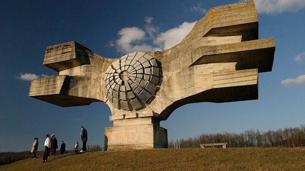 Монументът на революцията се намира в Хърватия. Той е построен през 1967 г.  като абстрактна скулптура, която отдава почит на хората от Мославина, сражавали се по време на Втората световна война.
Страните от бивша Югославия са пълни с подобни футуристични бетонни структури, изградени в бруталистичен стил.