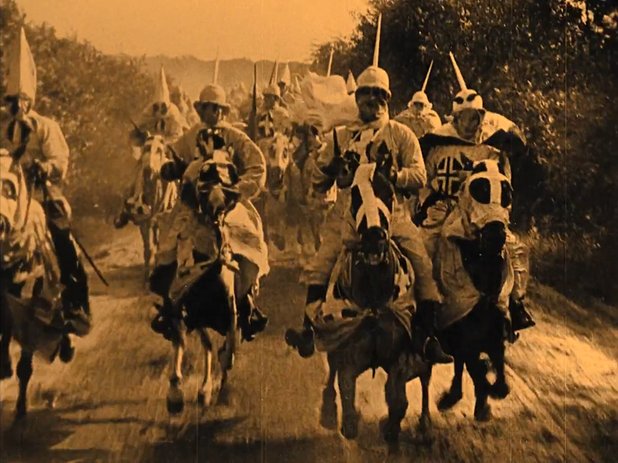 "Раждането на една нация" (1915) Филмът на Д. У. Грифит се изучава като основополагаща кино класика във всички филмови институти и висши училища по света. Това е ням филм, замислен за да бъде сред спиращите дъха заглавия на всички времена. Неслучайно с него се въвеждат множество стандарти за снимане, близки планове, движения на камерата и първите пионерски нощни снимки. Но в същото време филмът представлява силно расистко описание на американската история и дори романтизира Ку-Клус Клан, което днес изглежда като непростим грях