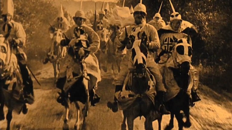 "Раждането на една нация" (1915) Филмът на Д. У. Грифит се изучава като основополагаща кино класика във всички филмови институти и висши училища по света. Това е ням филм, замислен за да бъде сред спиращите дъха заглавия на всички времена. Неслучайно с него се въвеждат множество стандарти за снимане, близки планове, движения на камерата и първите пионерски нощни снимки. Но в същото време филмът представлява силно расистко описание на американската история и дори романтизира Ку-Клус Клан, което днес изглежда като непростим грях