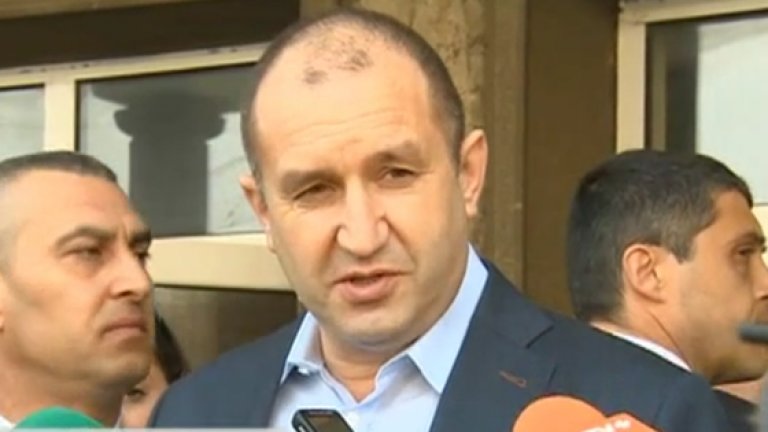 Радев гласува в Професионалната гимназия по транспорт "Макгахан"