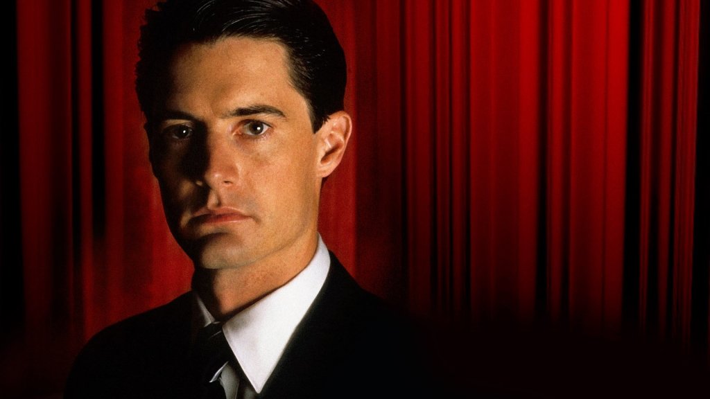 Twin Peaks/ Туин Пийкс – трети сезон

Четвърт век след края на втори сезон, Дейвид Линч и Марк Фрост е ни върнат в малкото градче Туийн Пийкс, където е убита Лора Пламър. Този път компания на Кайл Маклоклън, Шерил Лий и Шерилин Фен ще правят любимка