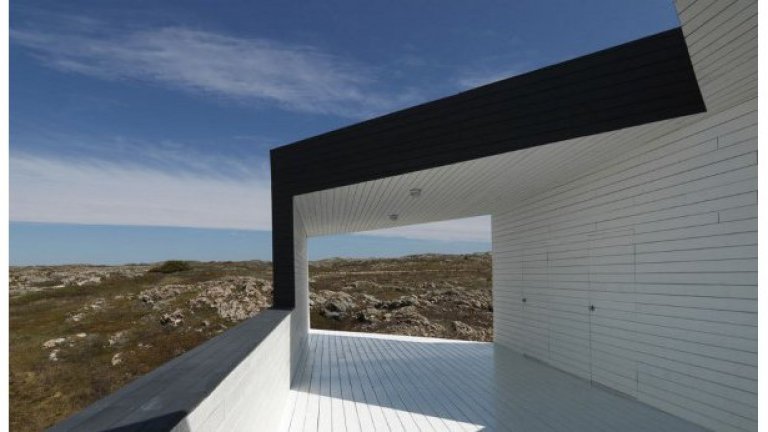 Макар да са крайно различни като вид от очуканите от тежкия климат дъсчени къщи, по фин, абстрактен начин те са пряко свързани с тях