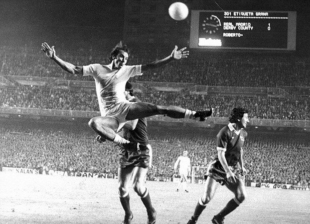 1975-76 г. Реал - Дарби Каунти 5:1 (1:4 в първия мач). След ерата на Брайън Клъф, английският шампион Дарби е воден от ученика му Дейв Макай (наскоро почина). Разгромът над Реал е велика страница за клуба, но реваншът е кошмар. Дарби пътува за Мадрид два дни преди мача и разглежда забележителности. На терена обаче се извива ураган в бяло - 5 гола и обрат.