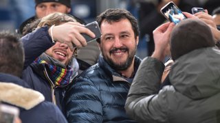 Матео Салвини на трибуните по време на двубоя между Рома и Милан през декември 2016 г.
