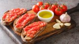 Това е тостада с домати - лесна, бърза, сочна, вкусна