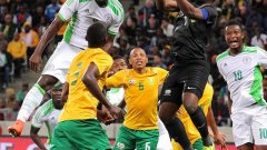 Вратарят на ЮАР в действие, спира атака на Нигерия в мач от квалификациите за Купата на африканските нации.