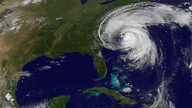 На това сателитно изображение, предоставено от НАСА, се вижда как ураганът Айрин връхлита върху източния бряг на САЩ днес сутринта с 200 км. в час.