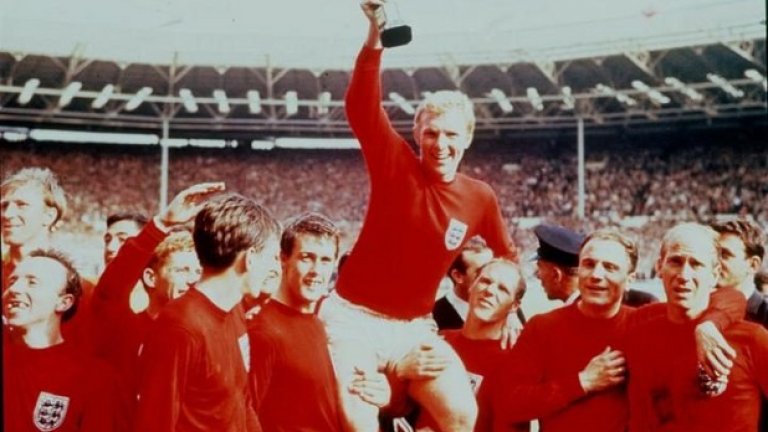 Боби Мур - първият и все още единственият капитан на Англия, вдигал световната титла.