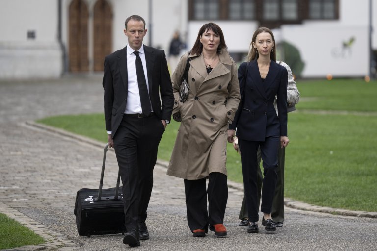 Две от роднините на жертвите и техния швейцарски адвокат пристигат в съда в Санкт Гален