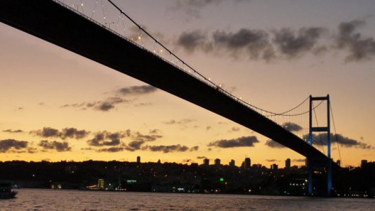 Основният трафик между европейската и азиатска част на 15-милионния Истанбул се поема от двата моста над Босфора. Замислен е и трети...