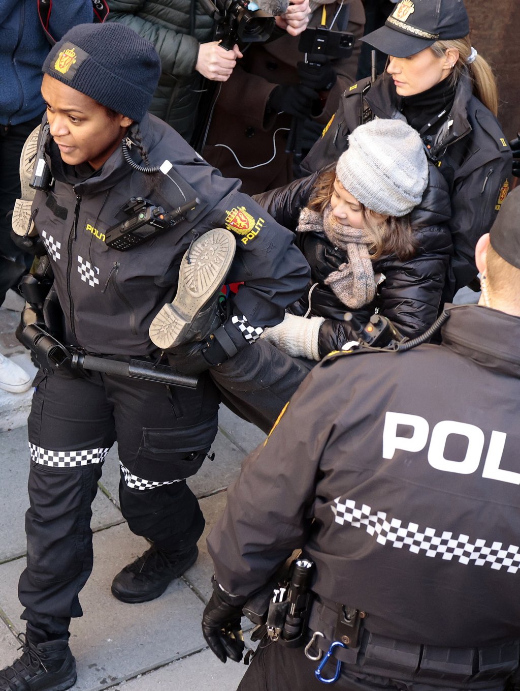 Полицията в Норвегия задържа два пъти Грета Тунберг на протест в Осло (снимки)