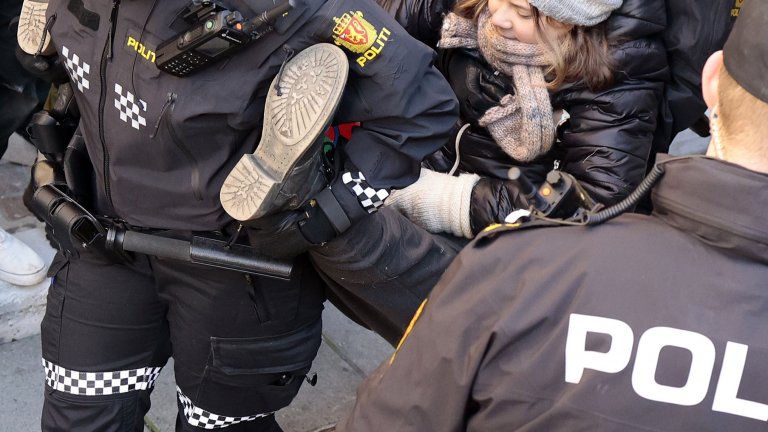 Полицията в Норвегия задържа два пъти Грета Тунберг на протест в Осло (снимки)