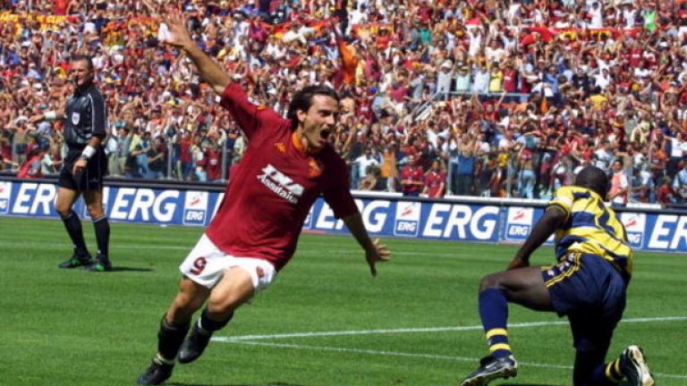 Винченцо Монтела, сега на 41 години
Изигра 28 мача в шампионския сезон и отбеляза 14 гола. След Рома игра във Фулъм и Сампдория, след което се върна при римляните и завърши там кариерата си. Гради кариера като треньор. Самп сега е третият му отбор, а преди това беше за кратко треньор на "вълците" и наставник на Катания и Фиорентина. 