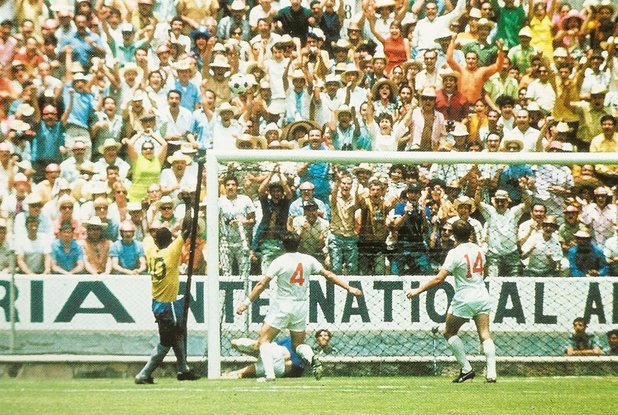 На световното през 1970-а в мача Бразилия - Англия Пеле отправя удар с глава отблизо, при който топката със сигурност ще влезе във вратата. Тупва и отскача мощно към мрежата. Бенкс обаче някак я спасява с една ръка, преодолявайки законите на физиката и логиката на футбола. Това е Спасяване №1 в историята на световните първенства, според ФИФА.