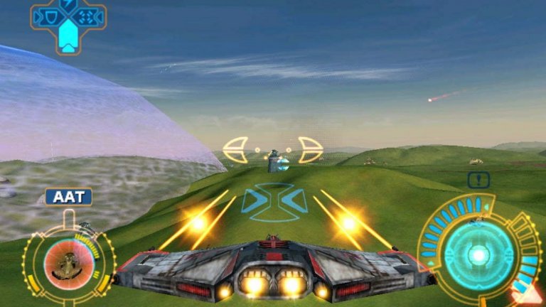 Star Wars: Starfighter
PC, PS2, Xbox
През 2001 г. LucasArts пуска нов симулатор с история, посветена на "Eпизод I - Невидима заплаха". Сюжетът се развива успоредно с основната филмова линия, а по време на различните мисии играчите влизат в ролята на някой от персонажите от екрана. Носталгично настроените фенове на Star Wars могат да се зарадват на цяла групичка сладки R2D2-та. 
Различните мисии се водят не само в дълбокия космос, но и по повърхността на няколко планети. Основните машини, които могат да се контролират, са само три. Две от тях са измислени и не са се появявали в нито един от епизодите на филма. Третият кораб, който имате в наличност, е жълтият изтребител на Набу. Не можете да избирате машините за всяка нова мисия - те зависят само от съответния персонаж, от чието име ще летите. Управлението на корабите е силно опростено заради конзолния геймпад, но това прави играта доста лесна дори за геймъри, които по принцип не обичат авиосимулатори. А графиката и звукът са страшно впечатляващи за началото на 2000-те.