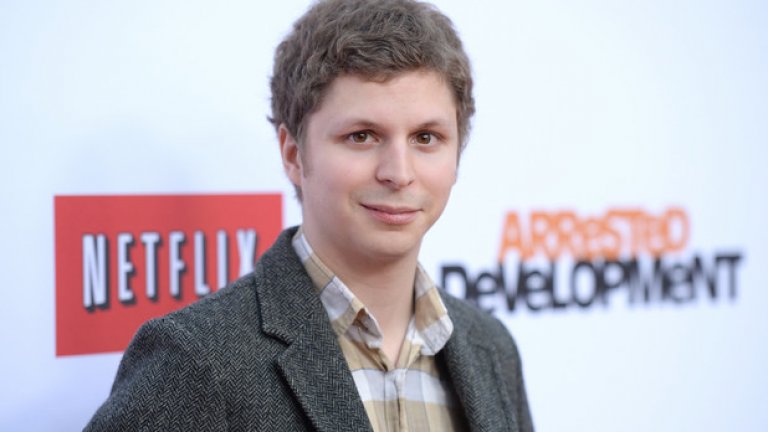 Майкъл Сера
Когато става дума за ролята на "несръчен, но симпатичен гийк," името на Майкъл Сера почти винаги се употребява в същото изречение. След като се оказа в светлината на прожеторите около телевизионния сериал "Развитие в застой", където играе Джордж Майкъл Блът, Сера впоследствие игра в "Суперлош", "Джуно", "Гадже за 5 минути" и "Година първа", във всеки от които той играе в някаква степен същия герой, който му осигури световна слава.
За нещастие на Сера, типът роля, която го направи известен, в крайна сметка даде обратен резултат. Не само че той продължава да получава предложения да играе сходни роли, но и кинозрителите в крайна сметка тотално се умориха от "типа Сера", което доведе до голям спад в боксофис приходите от филми с негово участие. В последните години, Сера прави упорити пробиви в независимото кино, вероятно като опит да се отърси от предишния наложен стереотип.