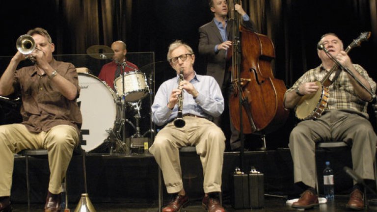 Джазът е стихията на Уди Алън, който също обикаля света с джаз бандата New Orleans Jazz Band и показва завидни умения на кларинет. 