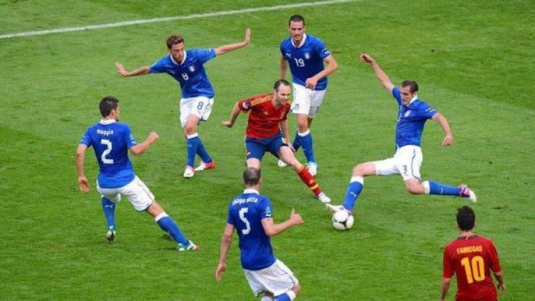 Горе-долу така трябва да изглежда италианската подредба  днес, когато топката е в Иниеста. Не че това помогна на Евро 2012... "Скуадра адзура" иска реванш, но знае колко ще е сложно.