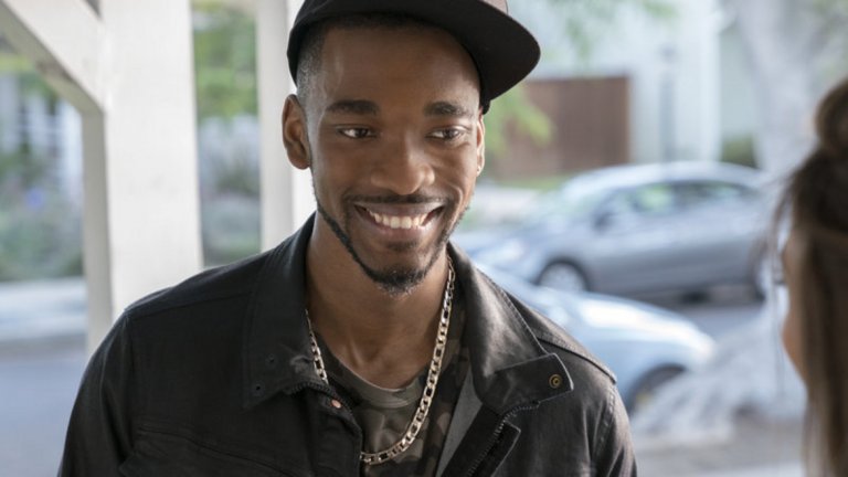 White Famous, Showtime (неделя, 15 октомври)
Джей Фароах играе млад комик, в една история вдъхновена от историята на Джейми Фокс
"White Famous" или "известен, като белите" е израз използван за момента, когато черните изпълнители стават суперзвезди сред бялата аудитория. Освен това "White Famous" е и един вид експеримент в метакомедията. История е вдъхновена и продуцирана от суперзвездата Джейми Фокс, а в сериала участва младата звезда от Saturday Night Live Джей Фароах - изпълнител, борещ се за тази известност.
Има опасност това да се окаже просто версия на Антураж, но от Джейми Фокс. Но борбата на талантливи хора да останат верни на черната култура, докато опитват да достигнат бяла аудитория, е тема, която обхваща звезди от Дейв Чапел до Бионсе, което предполага плодородна земя за поредицата.
Трейлър