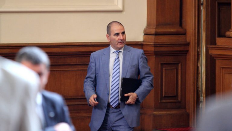 Депутатите приеха оставката на Цветан Цветанов